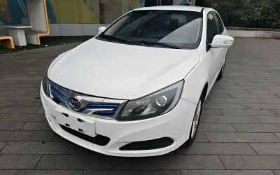 Общий ракурс BYD e5 2019 года для экспорта в РФ