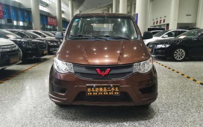 Интерьер китайского подержанного Wuling Hongguang 2017 минивэн бензин 2WD, обзор и цена