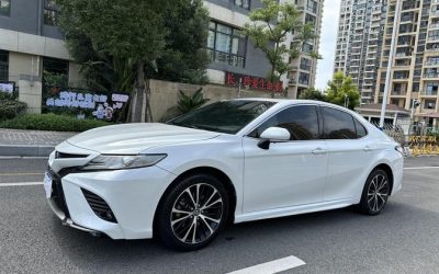 Интерьер подержанного Toyota Camry 2019 седан бензин 2WD, обзор спецификаций и цены