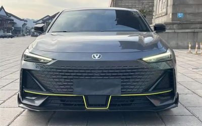 Подержанный автомобиль Changan UNI-V 2023, китайский седан, тип топлива бензин, обзор и цена на продажу