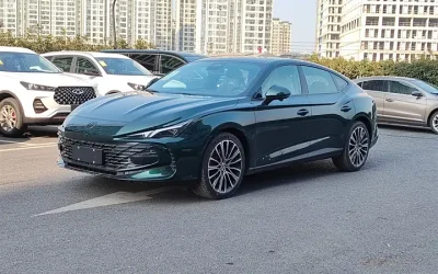 MG 7 2025 подержанный автомобиль седан бензин 2WD Китай обзор спецификации интерьер