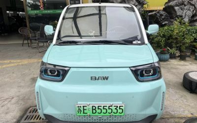 Задний вид подержанного китайского электрического хэтчбека BAIC Yuanbao 2023, 2WD, с ценой.