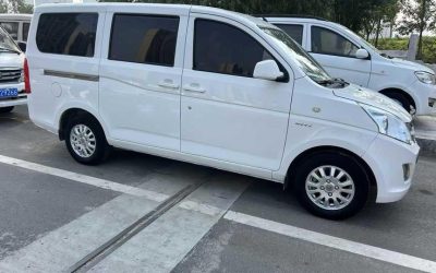 Полный вид экстерьера подержанного минивэна Wuling Hongguang V 2018, китайский подержанный автомобиль с бензиновым топливом и 2WD, предлагаемый на продажу с характеристиками и ценой.