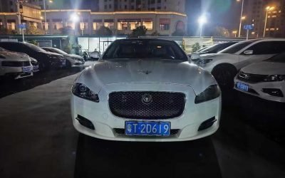 Полный вид подержанного седана Jaguar XJ 2012, автомобиль перед продажей, бензин, 2WD, с характеристиками, ценой и обзором для покупателей.