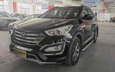 Полный вид подержанного внедорожника Hyundai Santa Fe 2014, автомобиль перед продажей, бензин, 4WD, с характеристиками, ценой и обзором для покупателей.