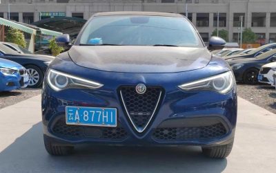Полный вид подержанного внедорожника Alfa Romeo Stelvio 2019, автомобиль перед продажей, бензин, 4WD, с характеристиками, ценой и обзором для покупателей.