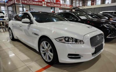 Полный вид Jaguar XJ 2015, подержанный седан с бензином, 2WD, спецификации и цена для покупки.