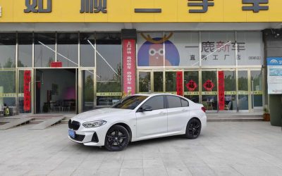 Интерьер подержанного хэтчбека BMW 1 Series 2021, бензин, с характеристиками