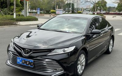 Экстерьер подержанного седана Toyota Camry 2020, бензин, с обзором характеристик