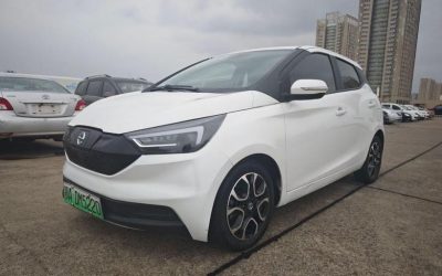 Динамичный вид экстерьера JMEV Yizhi EV3 2021, китайского подержанного электрического хэтчбека, передний привод, с характеристиками, ценой и дизайном.