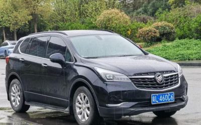 Динамичный вид экстерьера Buick Envision Plus 2021, китайского подержанного бензинового внедорожника, полный привод, с характеристиками и ценой.
