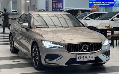Задний экстерьер Volvo S60 2023 года, подержанного бензинового авто с передним приводом, с характеристиками, ценой и возможностями покупки.
