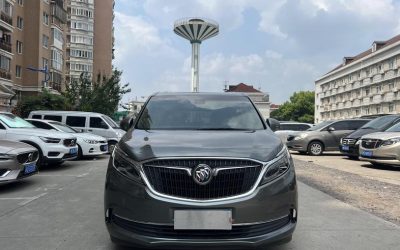 Интерьер подержанного минивэна Buick GL8 2018 года, бензинового авто с передним приводом, с акцентом на цену и характеристики.