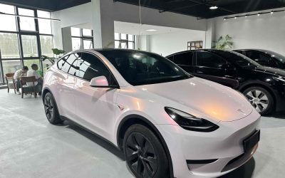 Вид экстерьера подержанного Tesla Model Y 2024, внедорожник, с указанием электрических характеристик авто, полного привода 4WD и цены продажи.