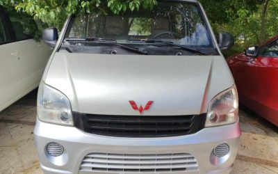 Интерьер подержанного минивэна Wuling Sunshine 2010 года, китайского бензинового авто с задним приводом, с акцентом на цену и характеристики.