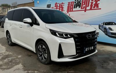 Интерьер подержанного минивэна Trumpchi M6 2023 года, китайского бензинового авто с передним приводом, с акцентом на цену и характеристики.