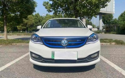 Интерьер подержанного седана Dongfeng Aeolus E70 2017 года, китайского электромобиля с задним приводом, с акцентом на цену и характеристики.