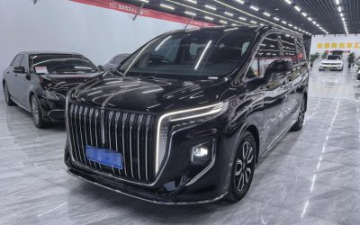 Интерьер подержанного минивэна Hongqi HQ9 2022 года, китайского гибридного авто с полным приводом, с акцентом на цену и характеристики.