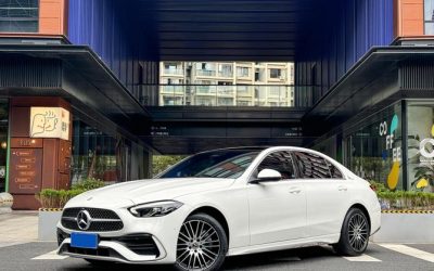 Интерьер подержанного седана Mercedes-Benz C-Class 2023 года, бензинового авто с задним приводом, с акцентом на цену и характеристики.