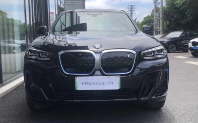 Интерьер подержанного внедорожника BMW iX3 2022 года, электромобиля с задним приводом, с акцентом на цену и характеристики.