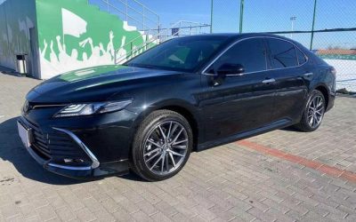 Задний экстерьер Toyota Camry 2022 года, подержанного бензинового седана с передним приводом, с характеристиками, ценой и возможностями покупки.