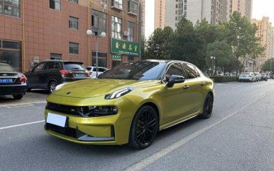 Полный вид подержанного седана Lynk & Co 03 2020, гибрид, 2WD, с характеристиками и ценой для покупателей.