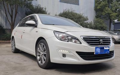 Интерьер подержанного седана Peugeot 408 2018 года, бензинового авто с передним приводом, с акцентом на цену и характеристики.