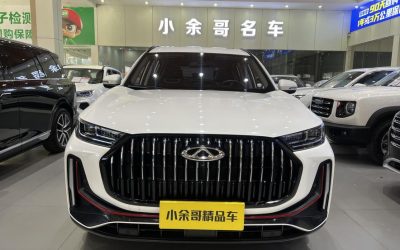 Интерьер подержанного внедорожника Tiggo 7 PLUS 2024 года, китайского гибридного авто с передним приводом, с акцентом на цену и характеристики.