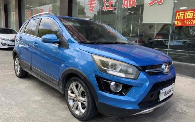 Полный вид подержанного внедорожника BAIC EV EX 2018, электрический, 4WD, китайский подержанный автомобиль на продажу.