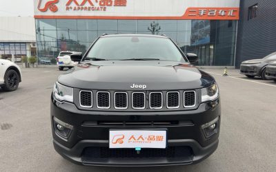 Полный вид экстерьера Jeep Compass 2021, подержанного бензинового внедорожника, полный привод, с характеристиками, ценой и дизайном для продажи.