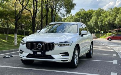 Динамичный вид экстерьера Volvo XC60 2020, подержанного бензинового внедорожника, полный привод, с дизайном, характеристиками и ценой.