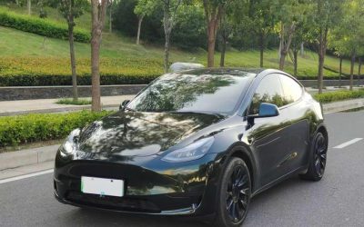 Динамичный вид экстерьера Tesla Model Y 2021, подержанного электрического внедорожника, полный привод, с дизайном, характеристиками и ценой.