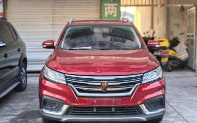 Динамичный вид экстерьера Roewe RX3 2020, китайского подержанного бензинового внедорожника, передний привод, с характеристиками, ценой и дизайном.