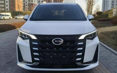 Интерьер подержанного бензинового минивэна Trumpchi M6 2023, для продажи с характеристиками и ценой в Китае.