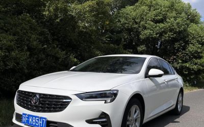 Динамичный вид экстерьера Buick Regal 2021, подержанного бензинового седана, передний привод, с характеристиками, ценой и дизайном.
