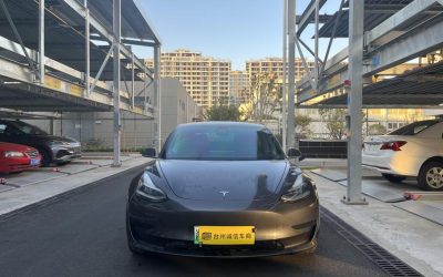 Полный вид экстерьера Tesla Model 3 2020, подержанного электрического седана, задний привод, с характеристиками, ценой и дизайном для продажи.