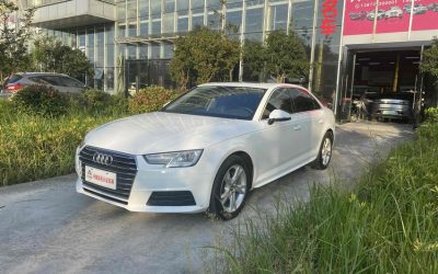 Подержанный Audi A4L 2017 седан, бензин, 2WD, доступен для покупки с характеристиками.