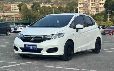 Подержанный автомобиль Honda Fit 2020, хэтчбек, гибрид, передний привод, обзор интерьера, экстерьера, спецификации и цена продажи.