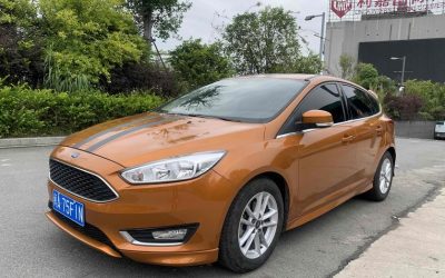 Подержанный автомобиль Ford Focus 2015, хэтчбек, бензин, передний привод, обзор интерьера, экстерьера, спецификации и цена продажи.