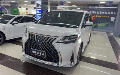Подержанный автомобиль Lexus LM 2021, минивэн, гибрид, полный привод, обзор интерьера, экстерьера, спецификации и цена продажи.