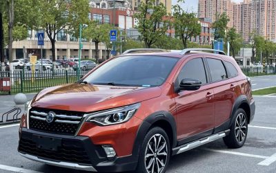 Экстерьер китайского подержанного автомобиля Venucia T70 2018, внедорожник, бензиновый, 2WD, спецификации, обзор и цена в Китае