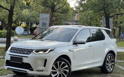 Передне-боковой вид Land Rover Discovery Sport 2020 внедорожник, вторичный автомобиль из Китая, с ценой и характеристиками.