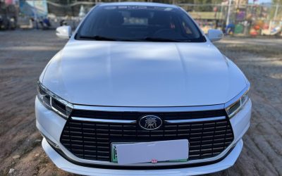 Передний вид подержанного BYD Qin EV 2021 электрический седан, китайский подержанный автомобиль, готов к покупке.