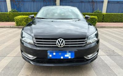 Передний вид подержанного Volkswagen Passat 2014 седан, китайский подержанный автомобиль, готов к покупке.