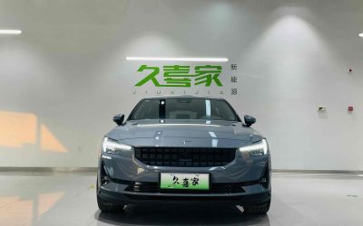 Полный вид седана Polestar 2 2021, подержанный электрический авто, 2WD, обзор характеристик.