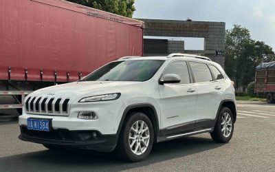 Экстерьер б/у бензинового внедорожника Jeep Cherokee 2017, 4WD, китайский авто, характеристики и цена.