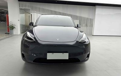 Передне-боковой вид Tesla Model Y 2022 электрический внедорожник, вторичный автомобиль из Китая, с ценой и характеристиками.
