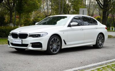 Полный экстерьер седана BMW 5 Series 2019, подержанного автомобиля на продажу в Китае, с характеристиками, ценой и 2WD бензиновым типом топлива.