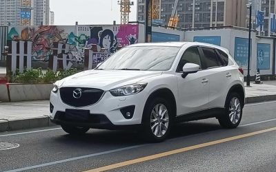 Передний экстерьер внедорожника Мазда CX-5 2012, б/у автомобиль на продажу с полным приводом и бензиновым типом топлива, демонстрирующий технические характеристики, цену и обзор в Китае.