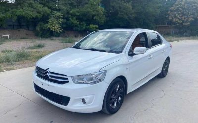 Полный экстерьер Citroen Elysee 2014, подержанный седан на продажу, бензин, 2WD, компактный тип кузова. Узнайте цену, характеристики и обзоры этого автомобиля б/у.